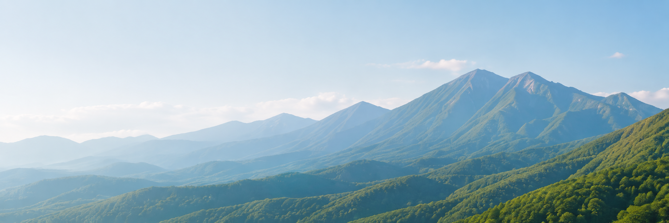 山形の山並みを望む風景写真